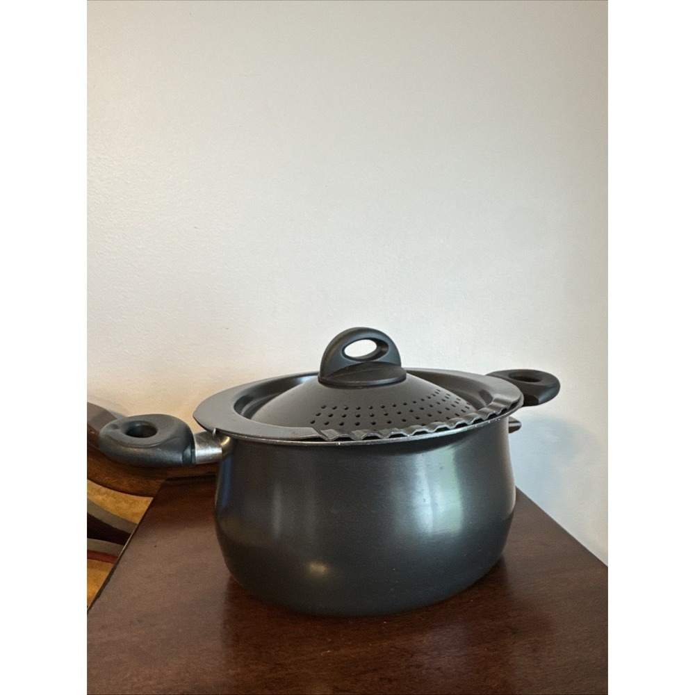 Bialetti 5.5 Quart Pasta Pot with Strainer Lid, Black – Elongated Oval Pot